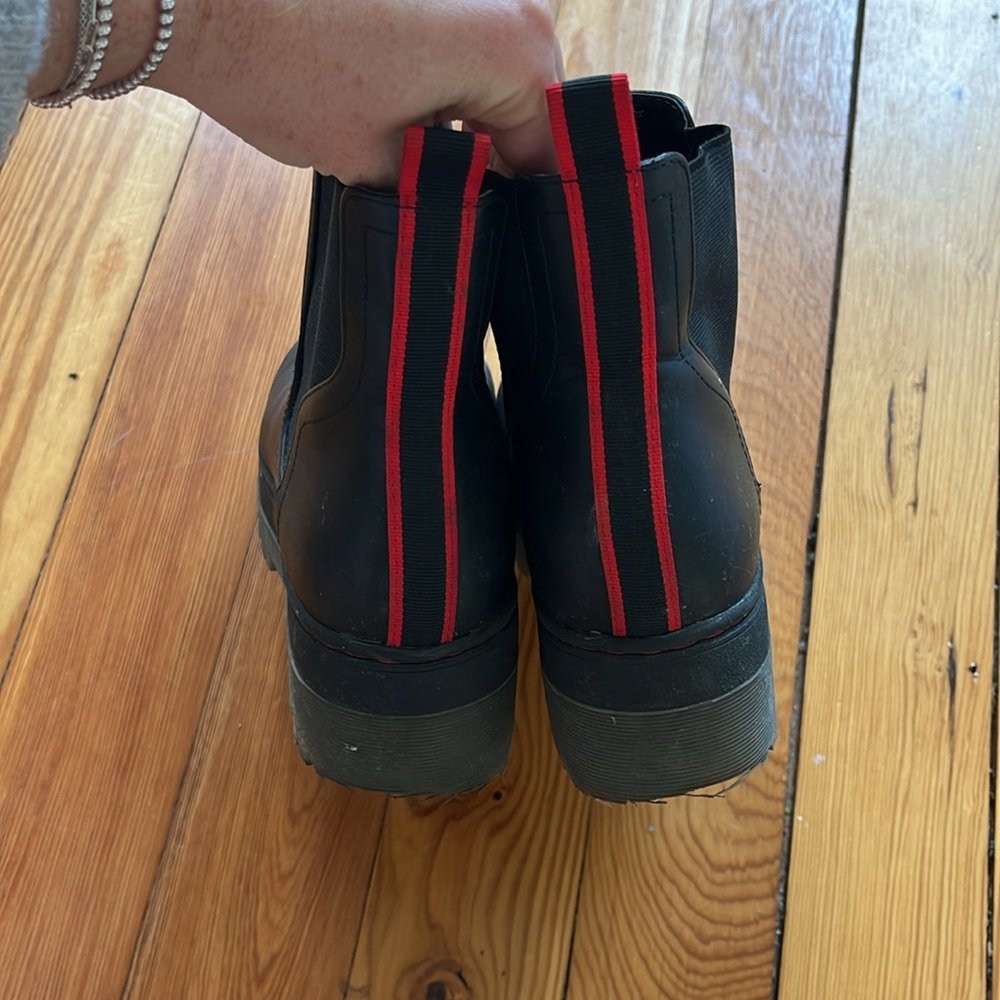 Adorable boots - Picture 2 of 2